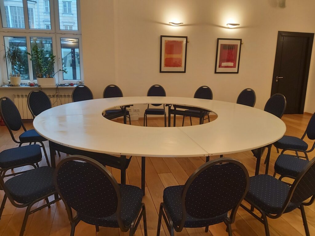 Okrągły stół konferencyjny 300 cm z otworem pośrodku