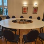 Okrągły stół konferencyjny 300 cm z otworem pośrodku